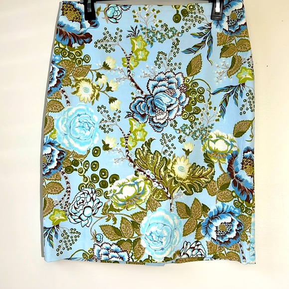TALBOTS || Blue Floral Knee Length Skirt. Sz. 8P - Picture 2 of 8